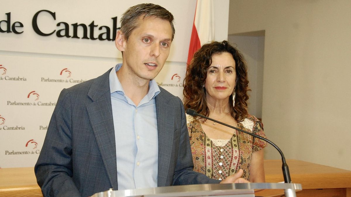 El portavoz del PSOE en el Parlamento de Cantabria, Mario Iglesias, junto a la diputada y exconsejera Ana Belén Álvarez