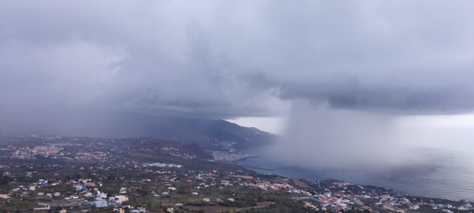 Imagen de la lluvia  en Breña Baja.