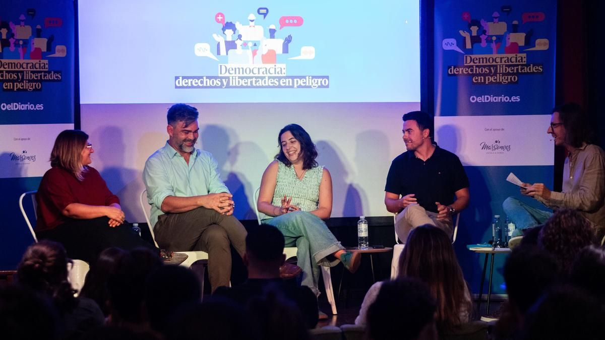 La segunda mesa del evento de elDiario.es en Palma. De izquierda a derecha: Tatiana Casado, Rodrigo Fitaroni, Constança Ramis y Pau Torres. El moderador ha sido Pablo Sierra del Sol.