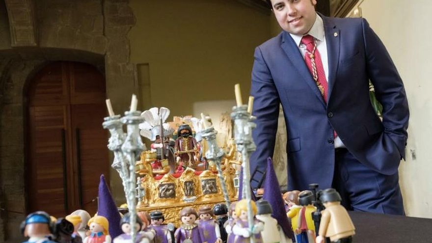 Ignacio Asín, coordinador de esta iniciativa y miembro de la Hermandad y de la Cofradía del Cristo de las Lágrimas de Logroño, ha explicado a Efe que la exposición incluye, entre otras, dioramas del Padre Jesús Nazareno de Guadalajara, los Estudiantes de Madrid, los Gitanos de Sevilla y hasta diez peanas diferentes. Unas 1.800 figuras de playmobil acercan la Pasión de Cristo a través de numerosos dioramas que reflejan los momentos más característicos de Semana Santa, como la sentencia de Poncio Piloto a Jesucristo, recreada con unos 400 "clicks"..