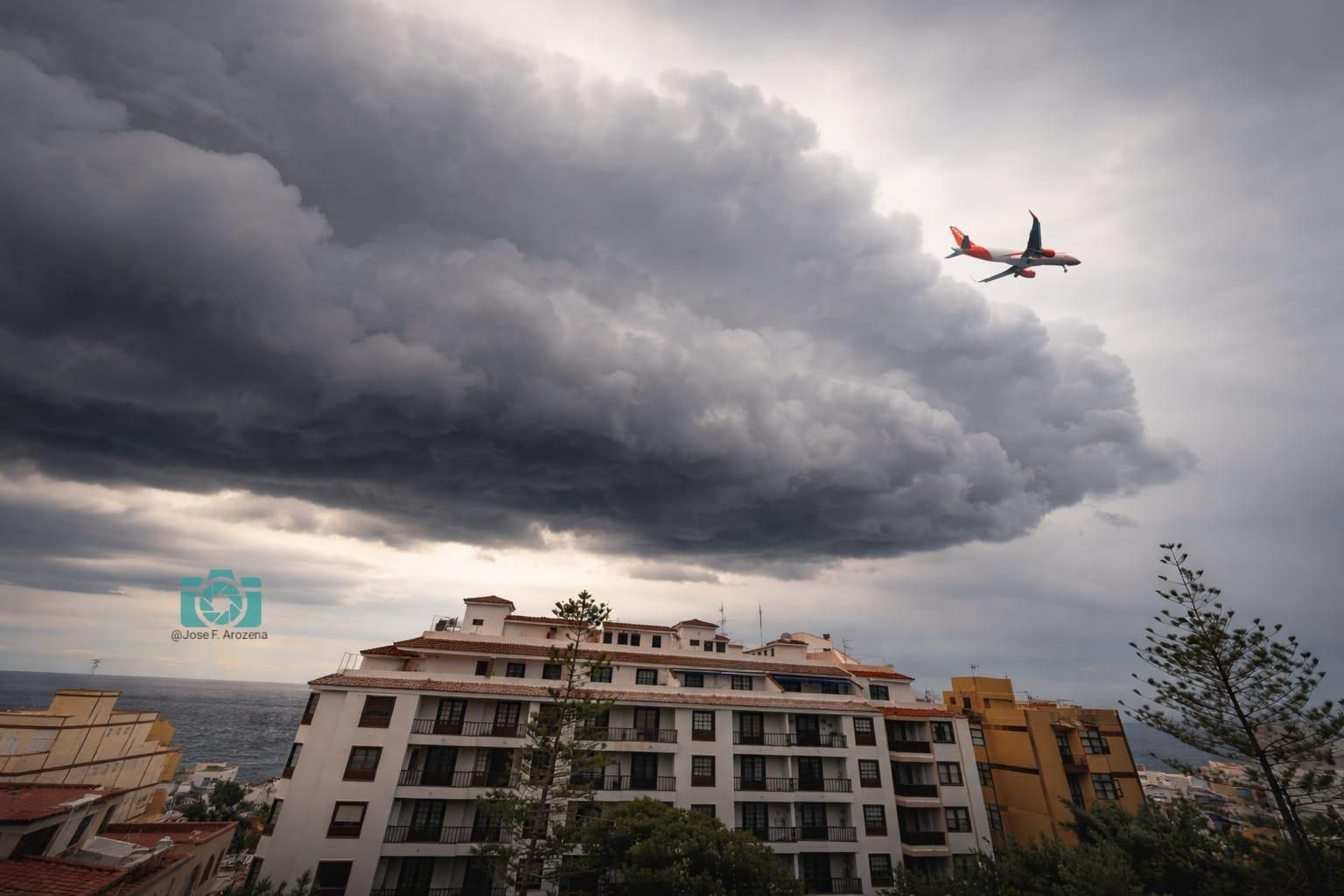 Un avión cruza el cielo de Santa Cruz de La Palma, este jueves, durante la borrasca.