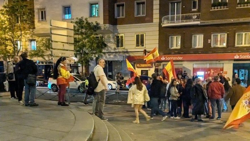 Protesta en Ferraz junto a la sede del PSOE este 24 de abril de 2024. Víctor Honorato
