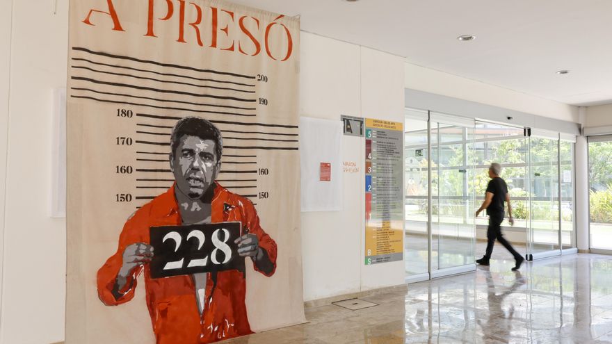 Una facultad de Valencia exhibe un grafiti que pide prisión para Mazón por la dana