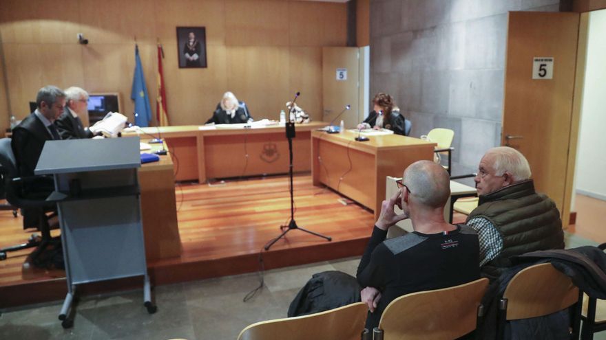 Los acusados de verter purines a la cueva de El Pindal alegan que nadie les avisó que era una zona de especial protección