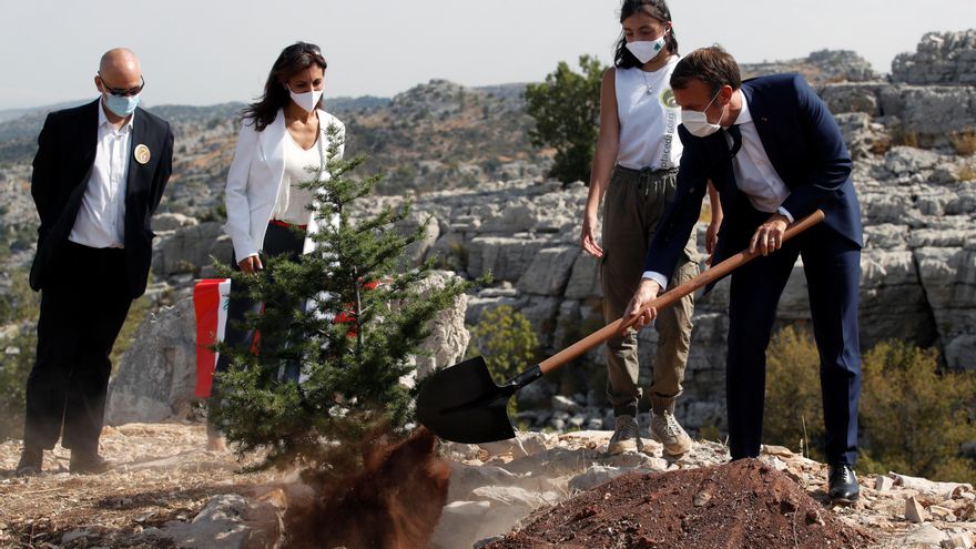 Macron planta un cedro en el centenario de la creación del Líbano