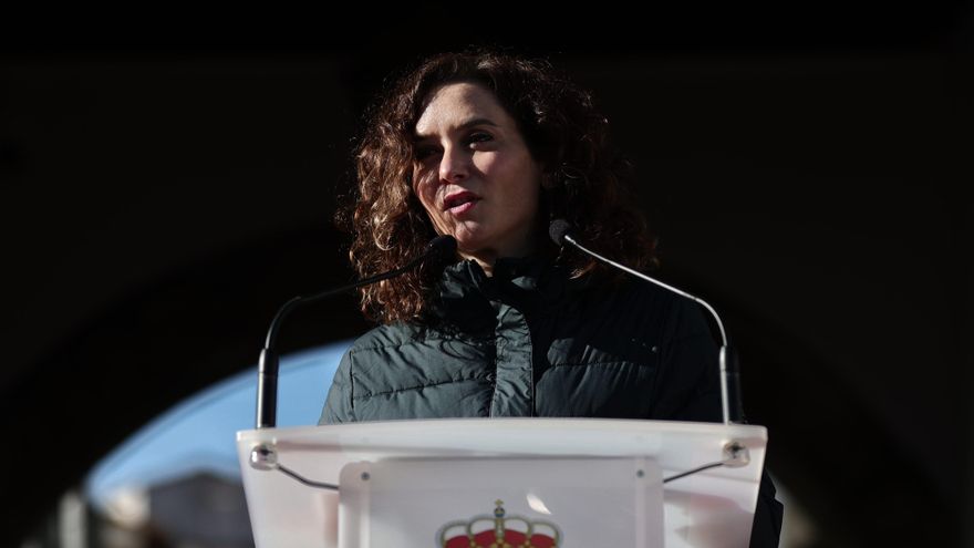 La presidenta de la Comunidad de Madrid, Isabel Díaz Ayuso, interviene en una rueda de prensa durante su visita a San Martín de Valdeiglesias, a 27 de diciembre de 2021, en San Martín de Valdeiglesias, Madrid, (España). Durante su visita ha participado en