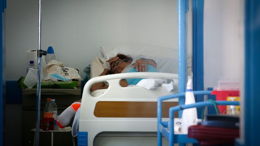 Una paciente descansa en el área de Cuidados Intermedios del Hospital Público de Rivera, en Rivera (Uruguay), en una fotografía de archivo. EFE/ Raúl Martínez