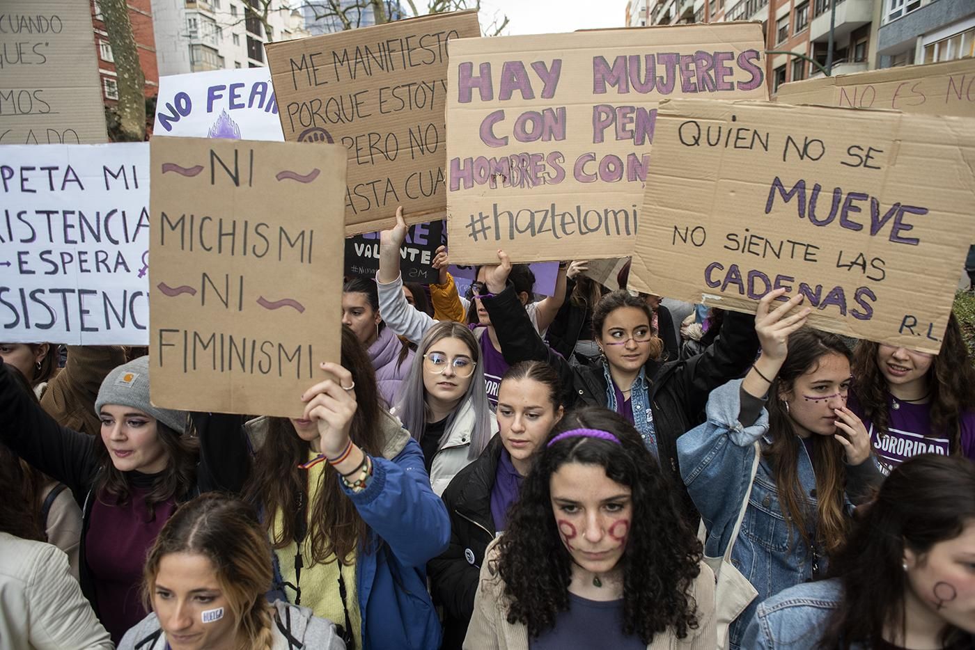 Manifestación feminista en Santander durante la huelga del 8M. | JOAQUÍN GÓMEZ SASTRE