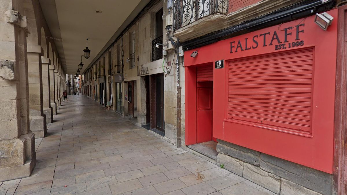 Se desprende parte del techo de un bar de Logroño esta madrugada con los clientes dentro