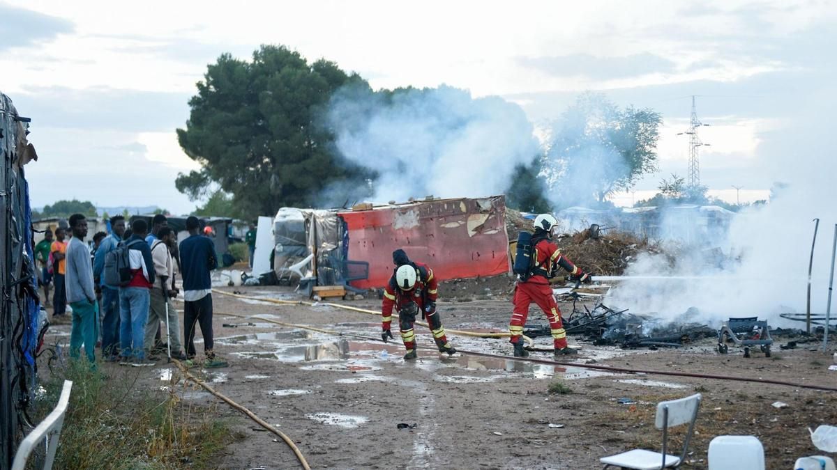 Al menos un herido en un incendio de un asentamiento irregular de viviendas en Albacete
