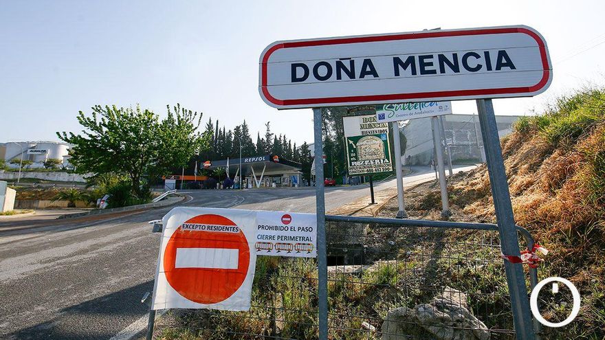 La entrada a Doña Mencía advierte de la prohibición de acceso al pueblo por la pandemia MADERO CUBERO
