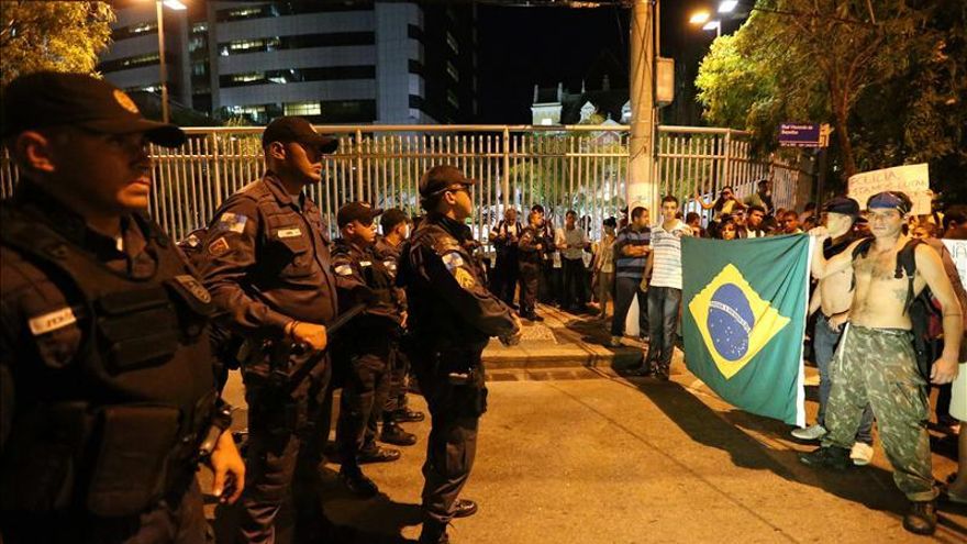 Una nueva manifestación paraliza el principal puente de Río de Janeiro