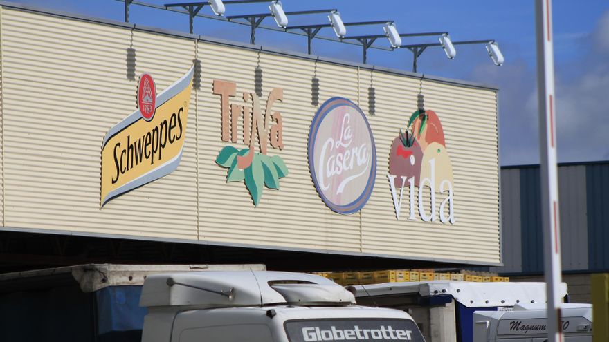 Archivo - Plano detalle, del cartel que hay sobre el puerto de descarga, en la fabrica de schweppes