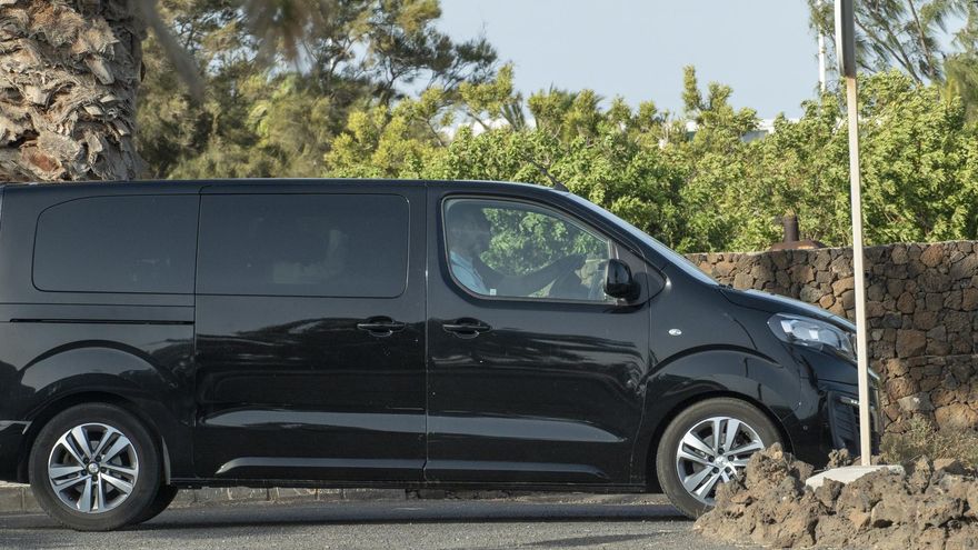 La furgoneta que trasladaba a Sánchez a su entrada en la residencia de La Mareta