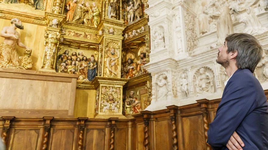 El ministro de Cultura, Ernest Urtasun, durante una visita al retablo del Monasterio del Parral, a 16 de julio de 2025, en Segovia, Castilla y León (España).