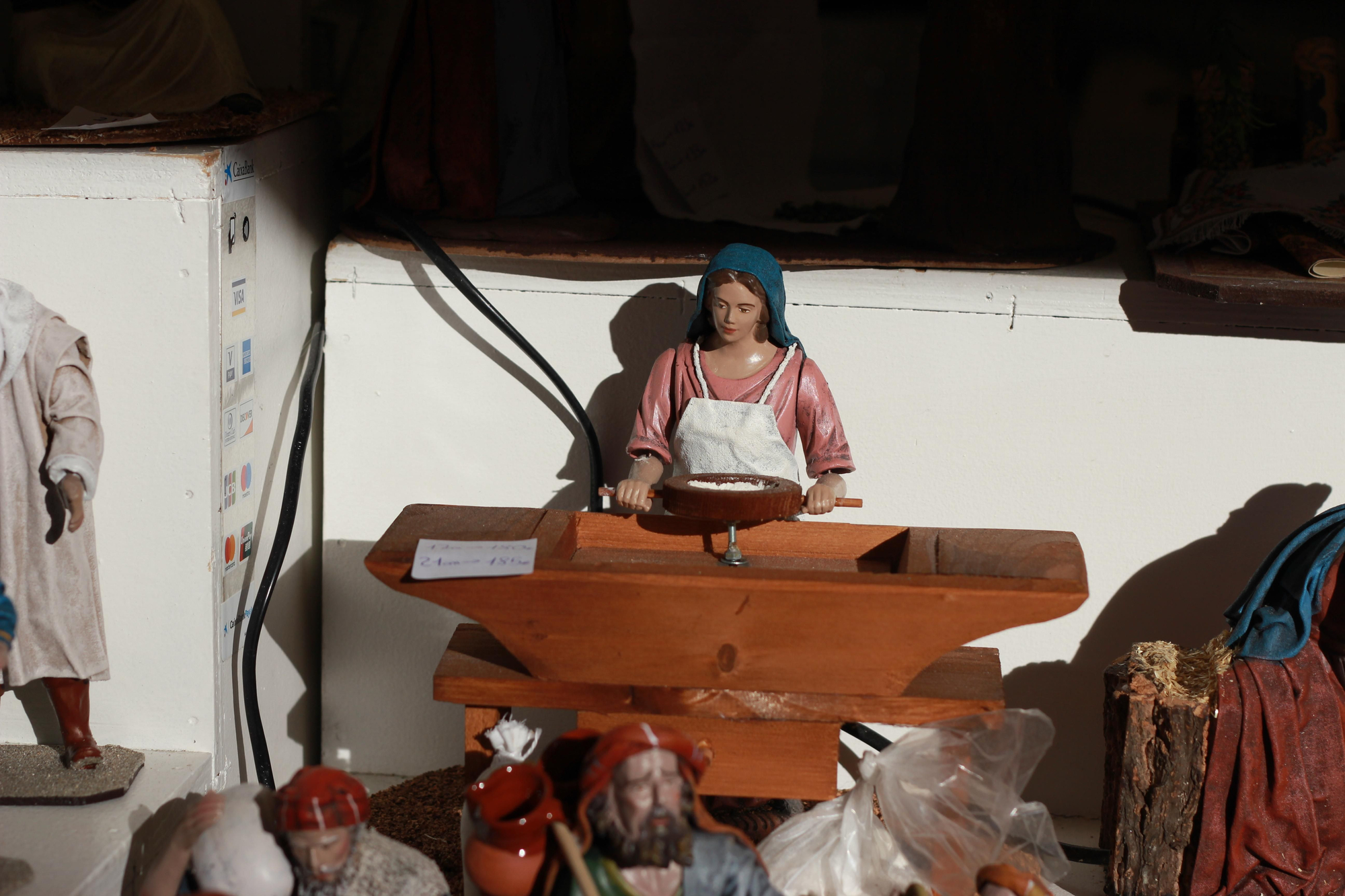 Recorrido puesto a puesto por la Navidad en la Plaza Mayor de Madrid