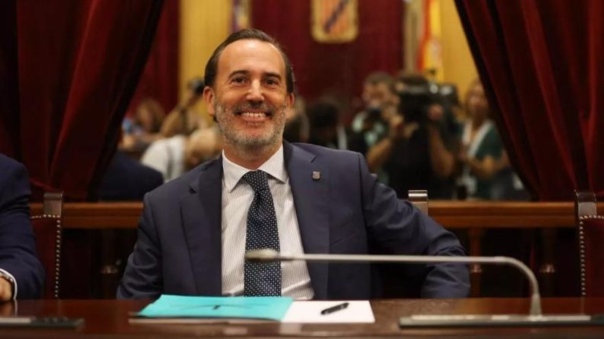La Justicia envía al banquillo al president del Parlament balear, de Vox, por romper la foto de varias víctimas del franquismo
