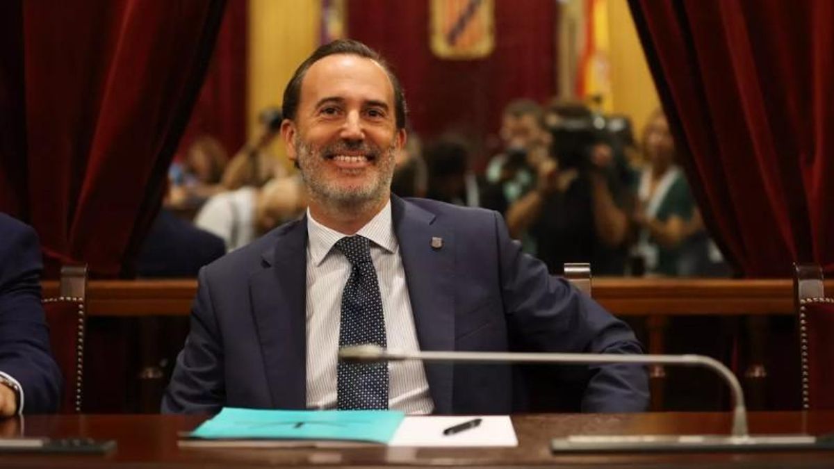 La Justicia envía al banquillo al president del Parlament balear, de Vox, por romper la foto de varias víctimas del franquismo