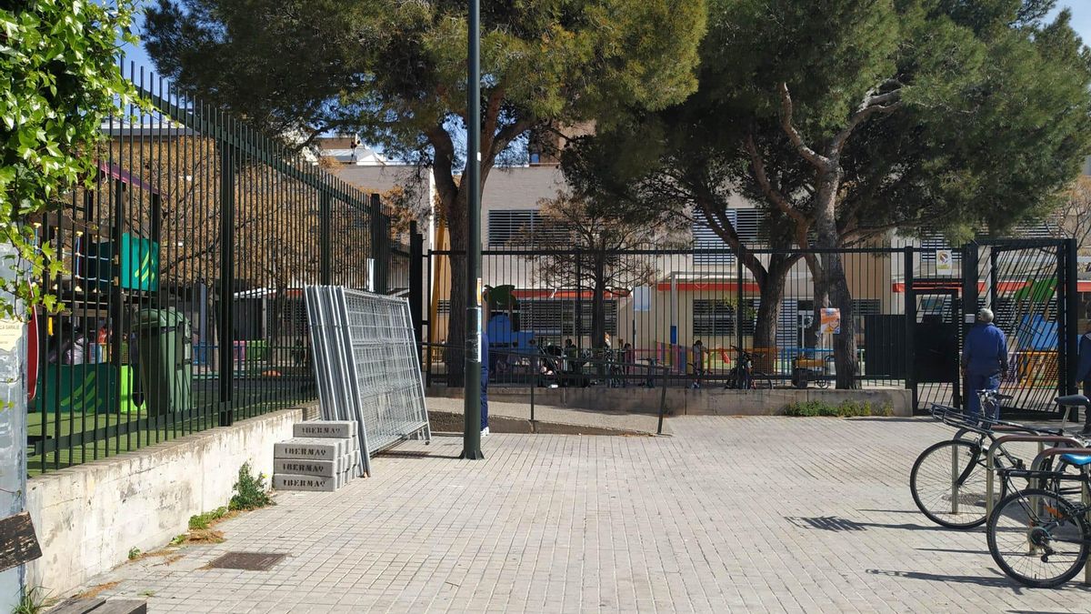 Parte de la valla que se está colocando entre los dos patios escolares
