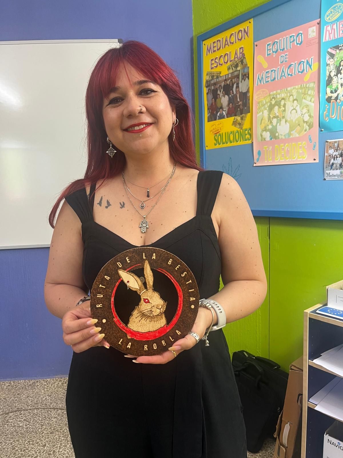 La escritora Nohelia Alfonso, en la preinauguración el curso pasado en La Robla de 'La Ruta de la bestia', basada en su novela de 'Amar a la bestia'. 