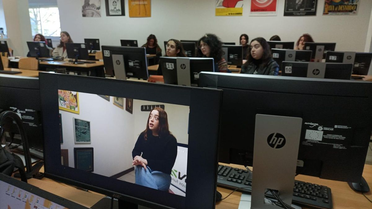 Imagen de 'Xeración Contrainfo', una de las actividades de la ONGD Agareso, en el IES Politécnico de Vigo