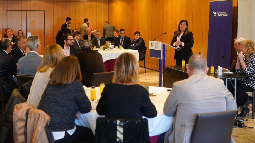 La candidata del PP a la Presidencia de Cantabria, María José Sáenz de Buruaga, interviene en un foro económico con empresarios y junto al vicesecretario de Economía del PP, Juan Bravo