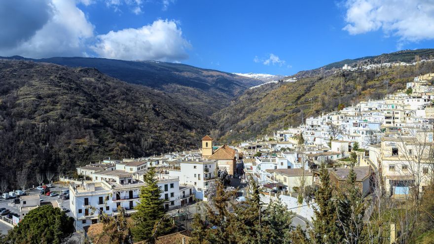 La ruta de senderismo que une tres pueblos únicos de la Alpujarra a los pies de Sierra Nevada