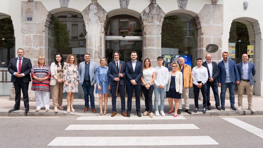 En el centro de la foto, el alcalde de Astillero, Javier Fernández Soberón (Cs), con el bastón de mando tras su reelección como regidor, junto al resto de integrantes de la nueva Corporación Municipal