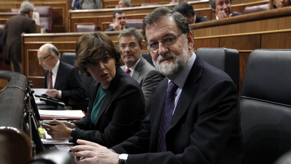 Mariano Rajoy, Soraya Sáenz de Santamaría y Rafael Catalá, durante la sesión de control al Gobierno