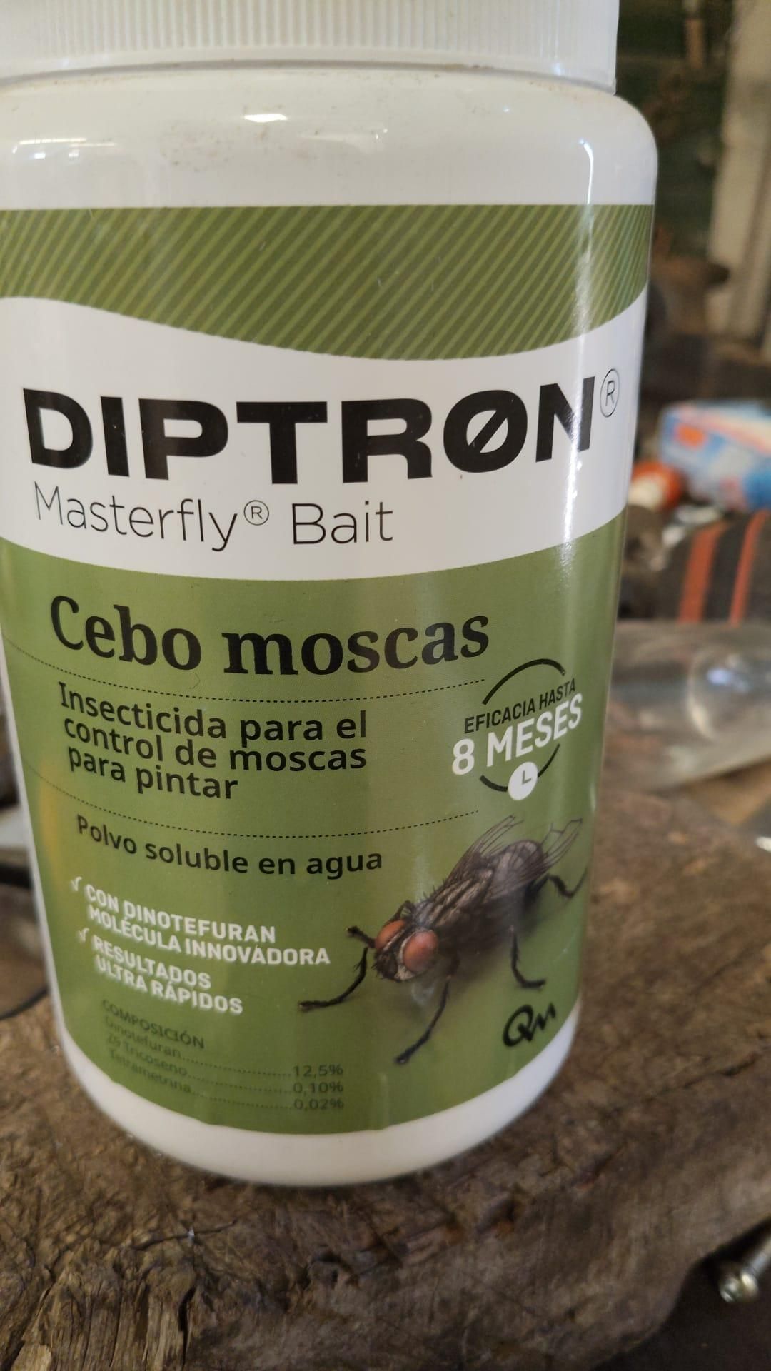 Producto que utiliza el agricultor para minimizar la aparición de las moscas