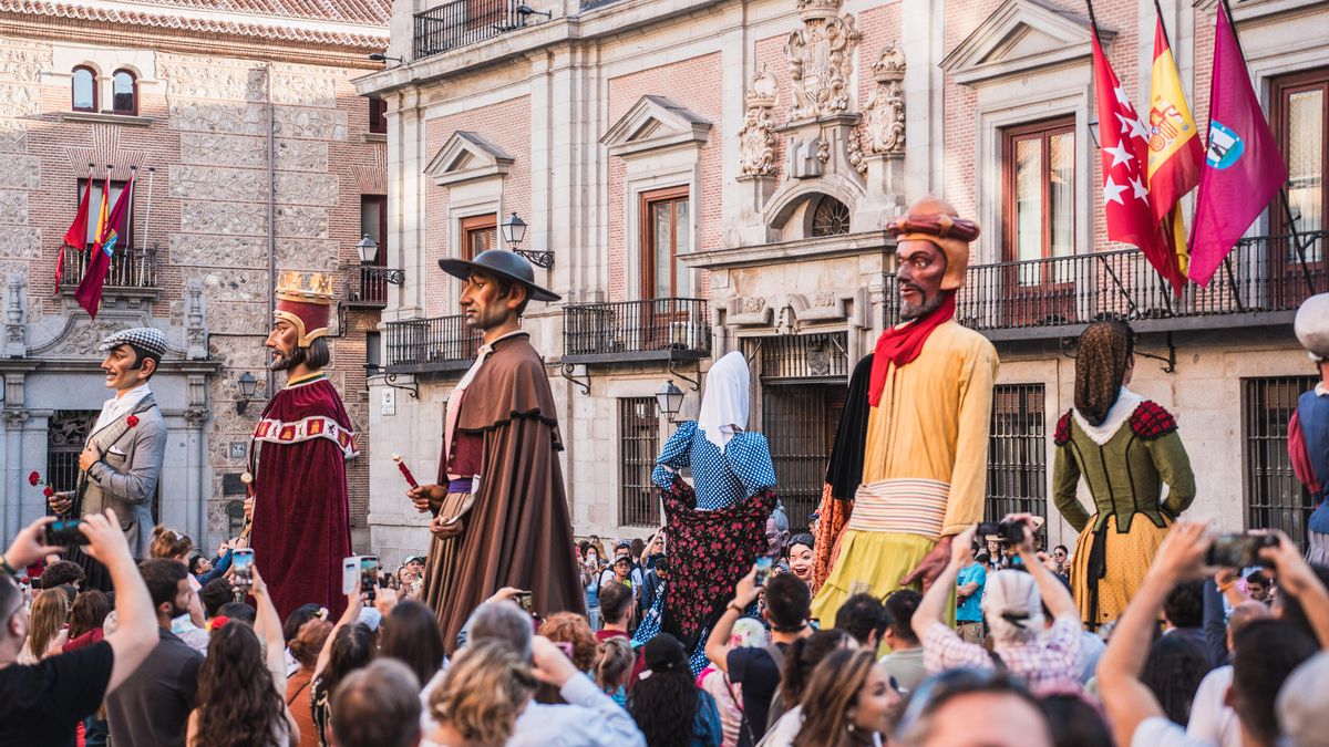 Gigantes y Cabezudos en la Plaza de la Villa durante el pregón