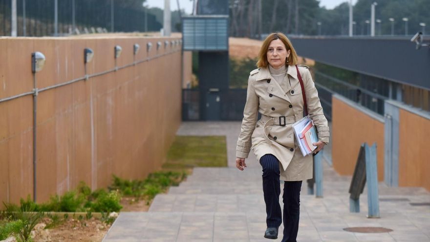 La expresidenta del Parlament Carme Forcadell saliendo de la cárcel de Mas d'Enric, en El Catllar (Tarragona), por primera vez en aplicación del artículo 100.2 del Reglamento Penitenciario, el lunes 17 de febrero de 2020.