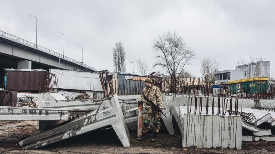 Un miliciano ucraniano vigila una carretera, a 2 de marzo de 2022, en Kiev (Ucrania).