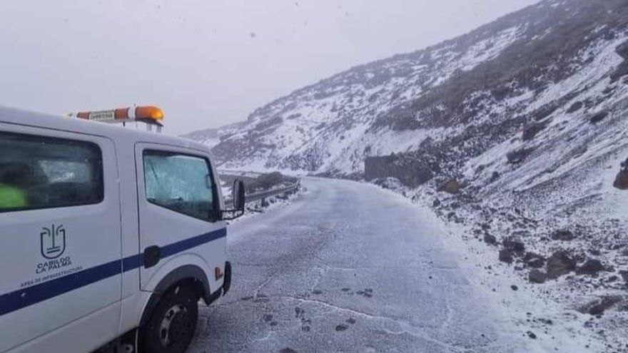 Un vehículo del Cabildo de La Palma en la carretera al Roque de Los Muchachos.