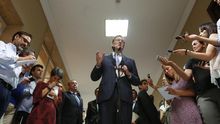 El presidente del Gobierno en funciones, Mariano Rajoy (c), hace declaraciones a los periodistas en el Congreso