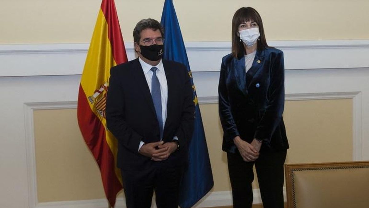 El ministro de Inclusión, Seguridad Social y Migraciones, José Luis Escrivá, y la vicelehendakari segunda y consejera de Trabajo y Empleo del Gobierno vasco, Idoia Mendia