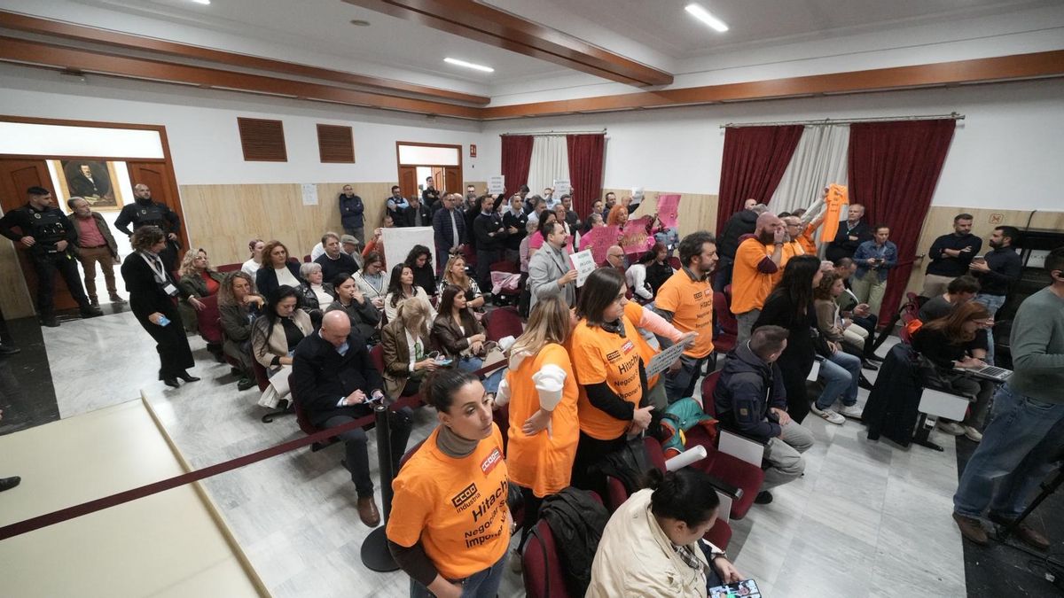 Desalojan el Pleno ante las protestas de los trabajadores de Hitachi, Aucorsa y ayuda a domicilio