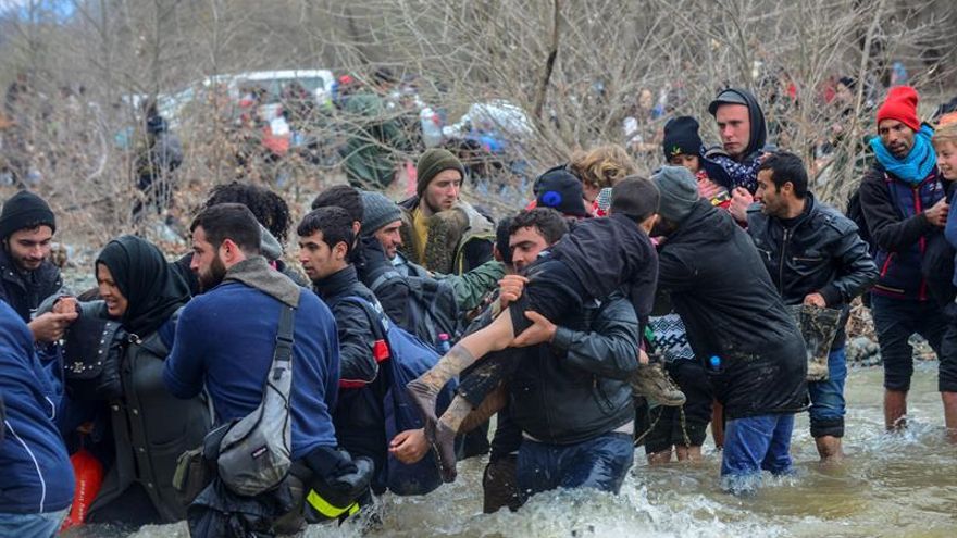 Alrededor de un millar de refugiados cruzan de Grecia a Macedonia por río