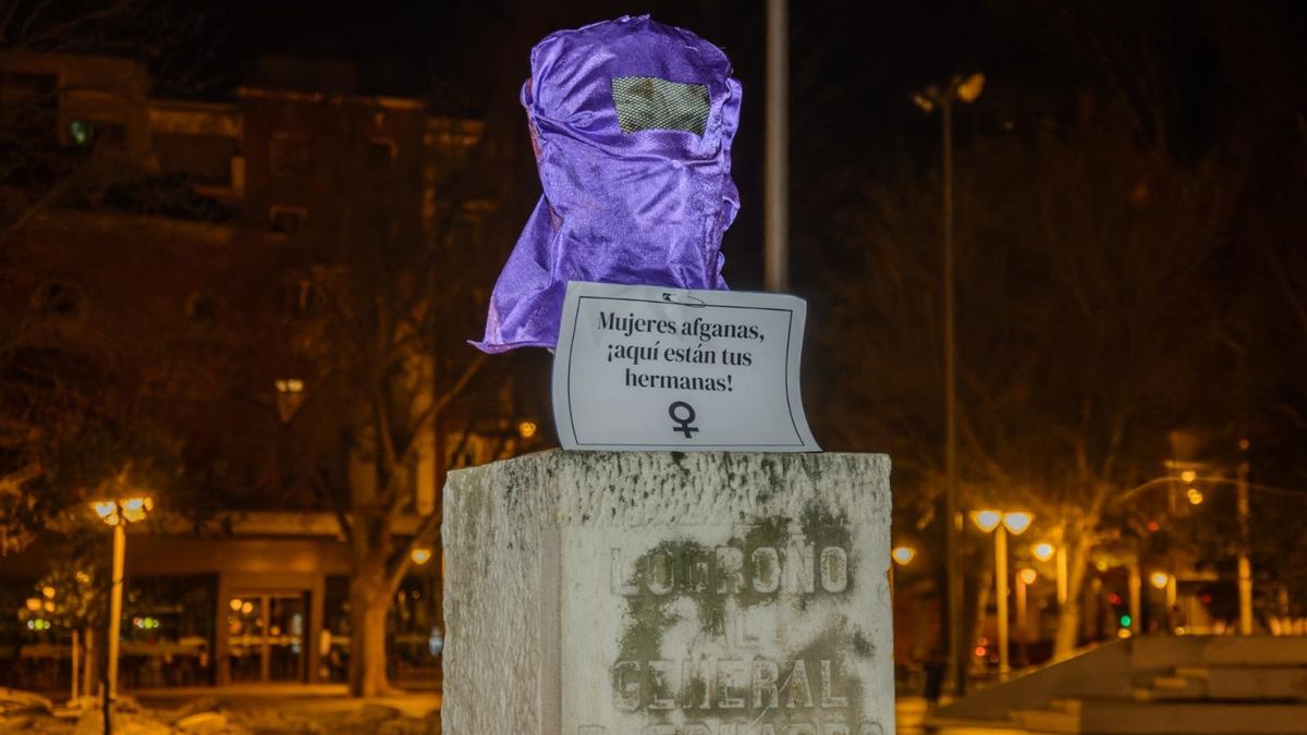 Las estatuas masculinas de Logroño amanecen con burkas morados