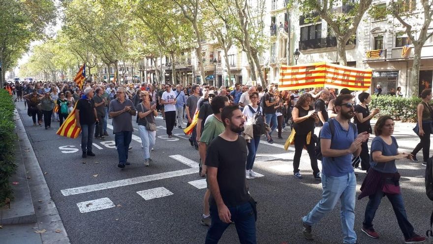 Unos 700 independentistas cortan la Gran Via de Barcelona cerca de la plaza Espanya