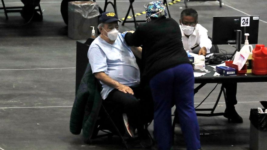 Un hombre es vacunado contra la covid-19, en Nueva York, el 13 de enero de 2021. EFE/Peter Foley