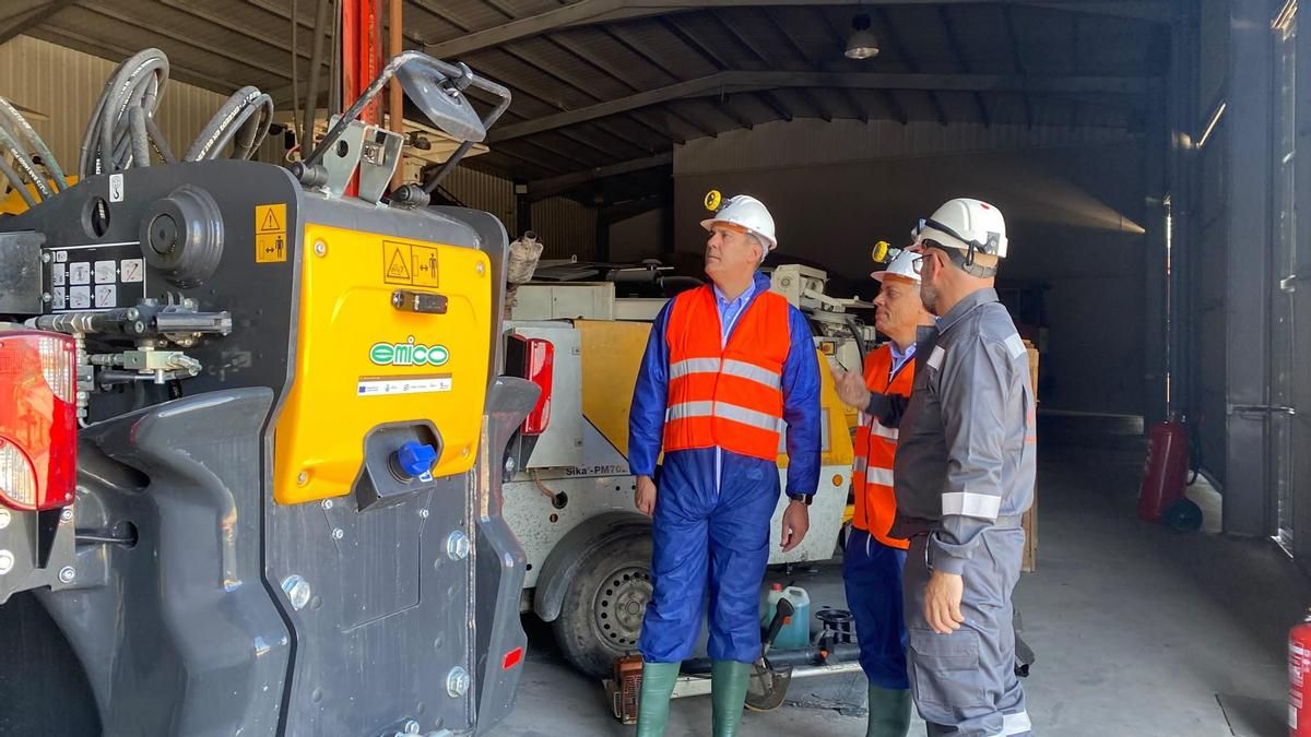 Visita del director general de Energía y Minas de la Junta de Castilla y León, Alberto Castro, a las instalaciones de la Fundación Santa Bárbara en La Ribera de Folgoso.