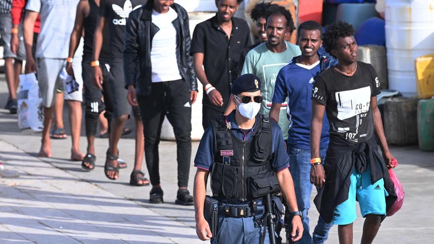 Italia endurece las leyes antiinmigración: los menores de más de 16 años pueden acabar en centros para adultos