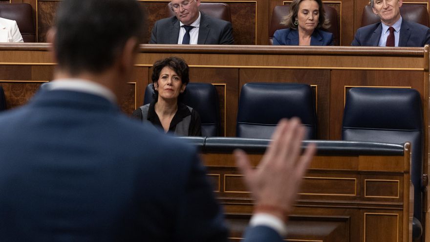 Archivo - (I-D) El portavoz del PP en el Congreso, Miguel Tellado; la secretaria general del PP, Cuca Gamarra y el presidente del PP, Alberto Núñez Feijóo, durante una sesión de control al Gobierno,a 26 de marzo de 2025, en Madrid (España)