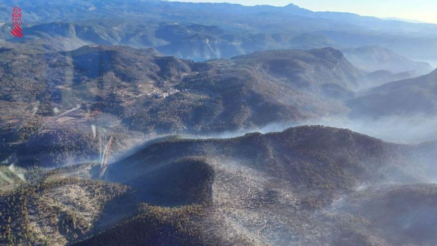 La tregua meteorológica en el incendio de Castellón se aprovecha para asegurar el perímetro en previsión de poniente para el jueves