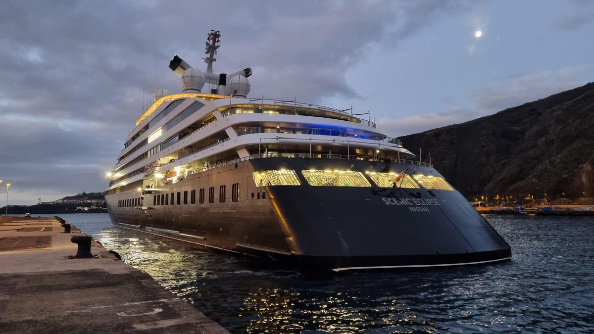El crucero de superlujo ‘Scenic Eclipse’, en la mañana de miércoles, durante su atraque en el puerto de Santa Cruz de La Palma.