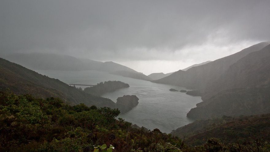 Nieblas sobre Lago do Fogo. Esta es una de las vistas más espectaculares de Sao Vicente.