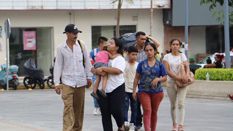 Migrantes varados esperan alivio ante la reunión de López Obrador y Arévalo en la frontera