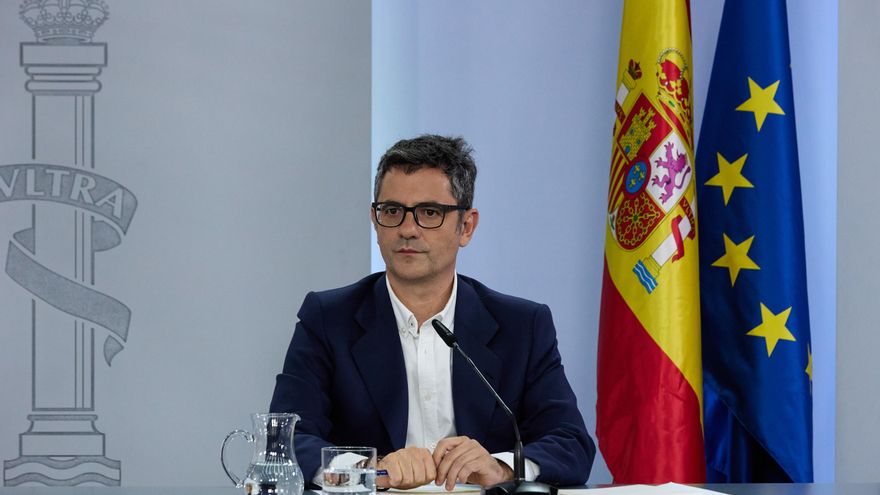 El ministro de la Presidencia, Relaciones con las Cortes y Memoria Democrática, Félix Bolaños, interviene en una rueda posterior al Consejo de Ministros en el Complejo de la Moncloa, a 1 de agosto de 2022, en Madrid (España).