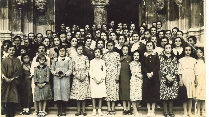 Chicas de Juventud Acción Católica, poco antes de estallar la Guerra, posan en la iglesia de Caspe.